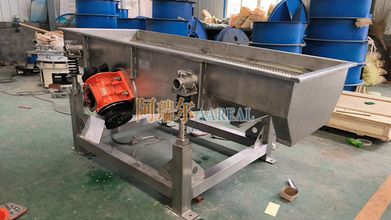 Hocheffiziente Edelstahl-Doppeldecks Kunststoffgranulate lineare vibrierende Siebe rechteckige vibrierende Trennseparator für PE-Kunststoffgranulate mit perforierter Siebplatte